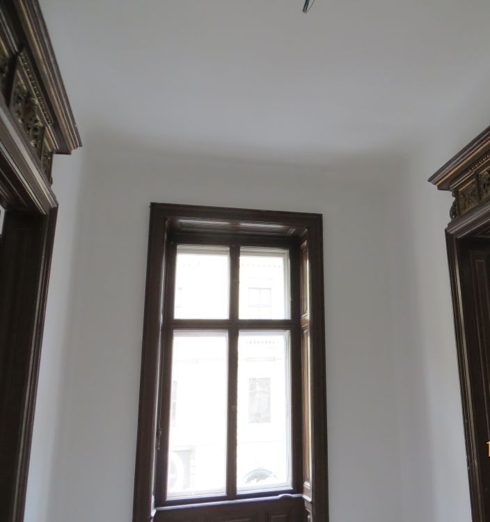 Ein Flur mit einem Fenster und zwei Türen