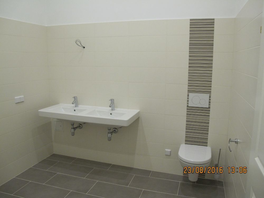 Ein Badezimmer mit zwei Waschbecken und einer Toilette.