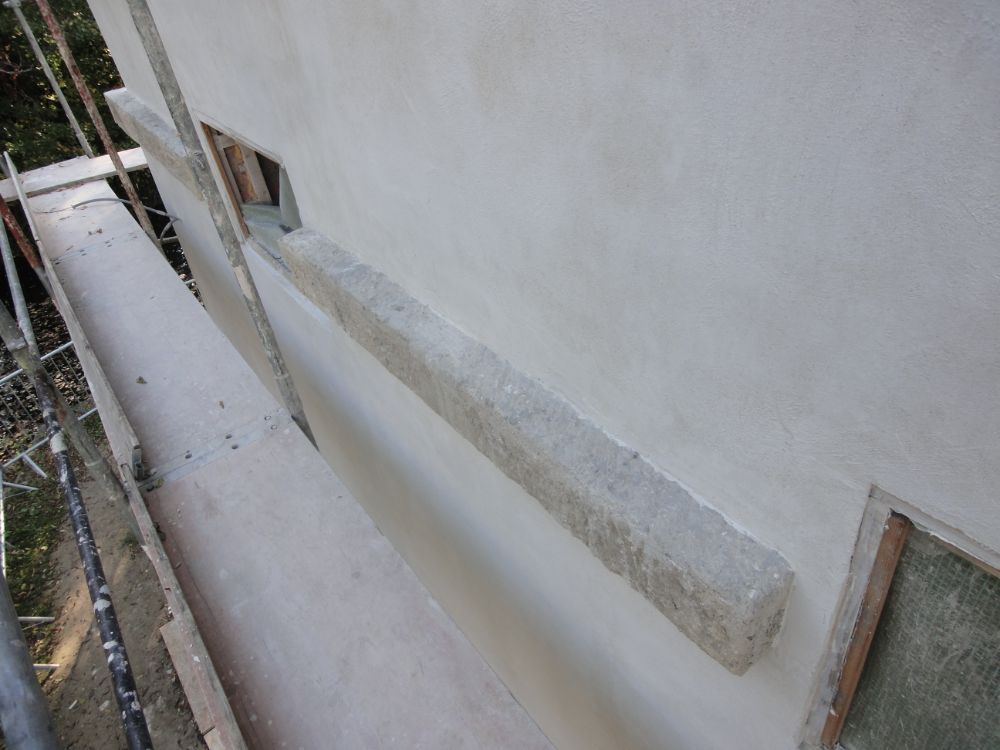 Eine weiße Wand mit einem Gerüst an der Seite