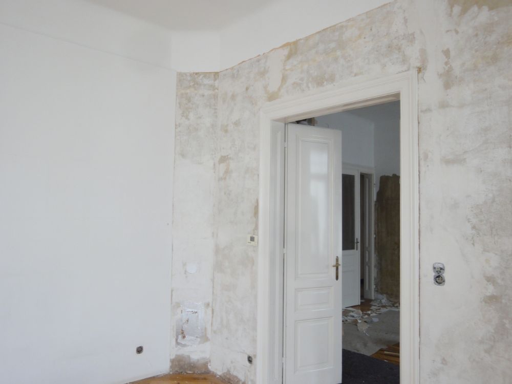 Ein leerer Raum mit weißen Wänden und einer weißen Tür.