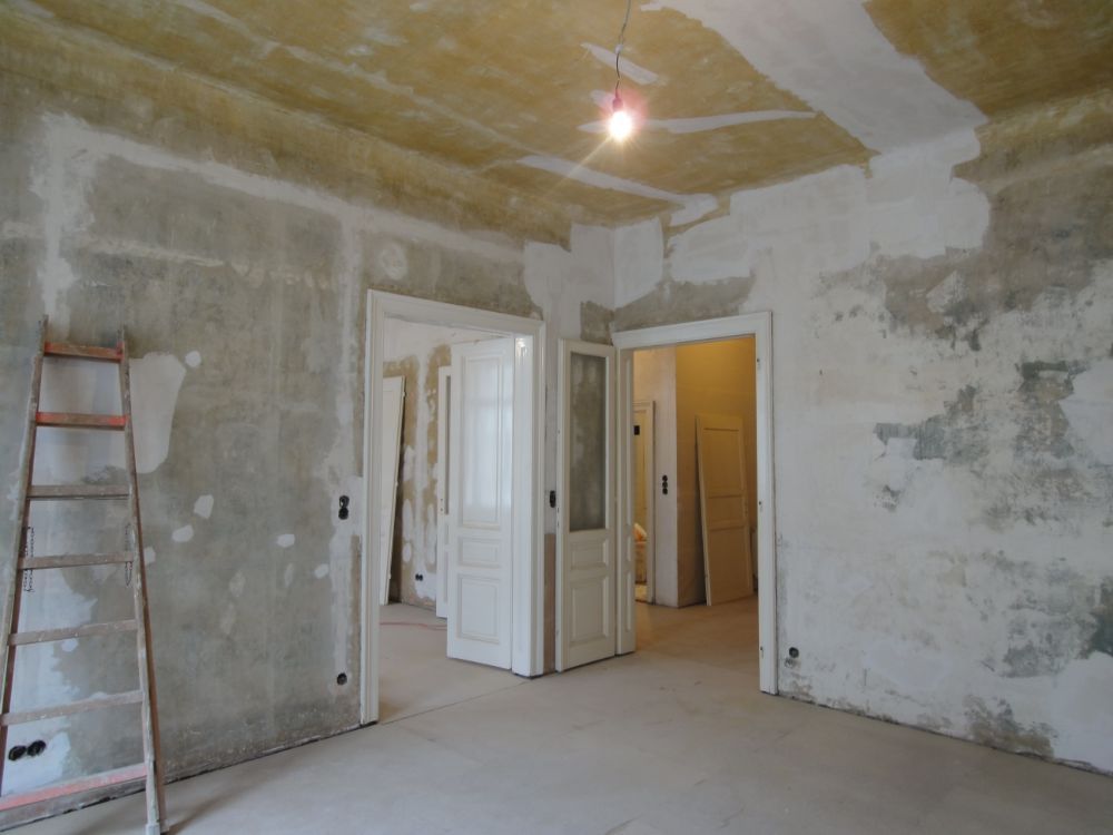 Ein leerer Raum mit einer Leiter und einem Licht an der Decke