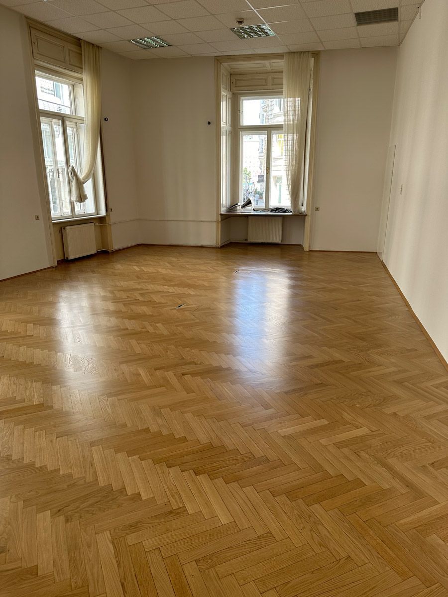 Renovierte Wohnung mit gemalten Wänden und neuem Parkettboden