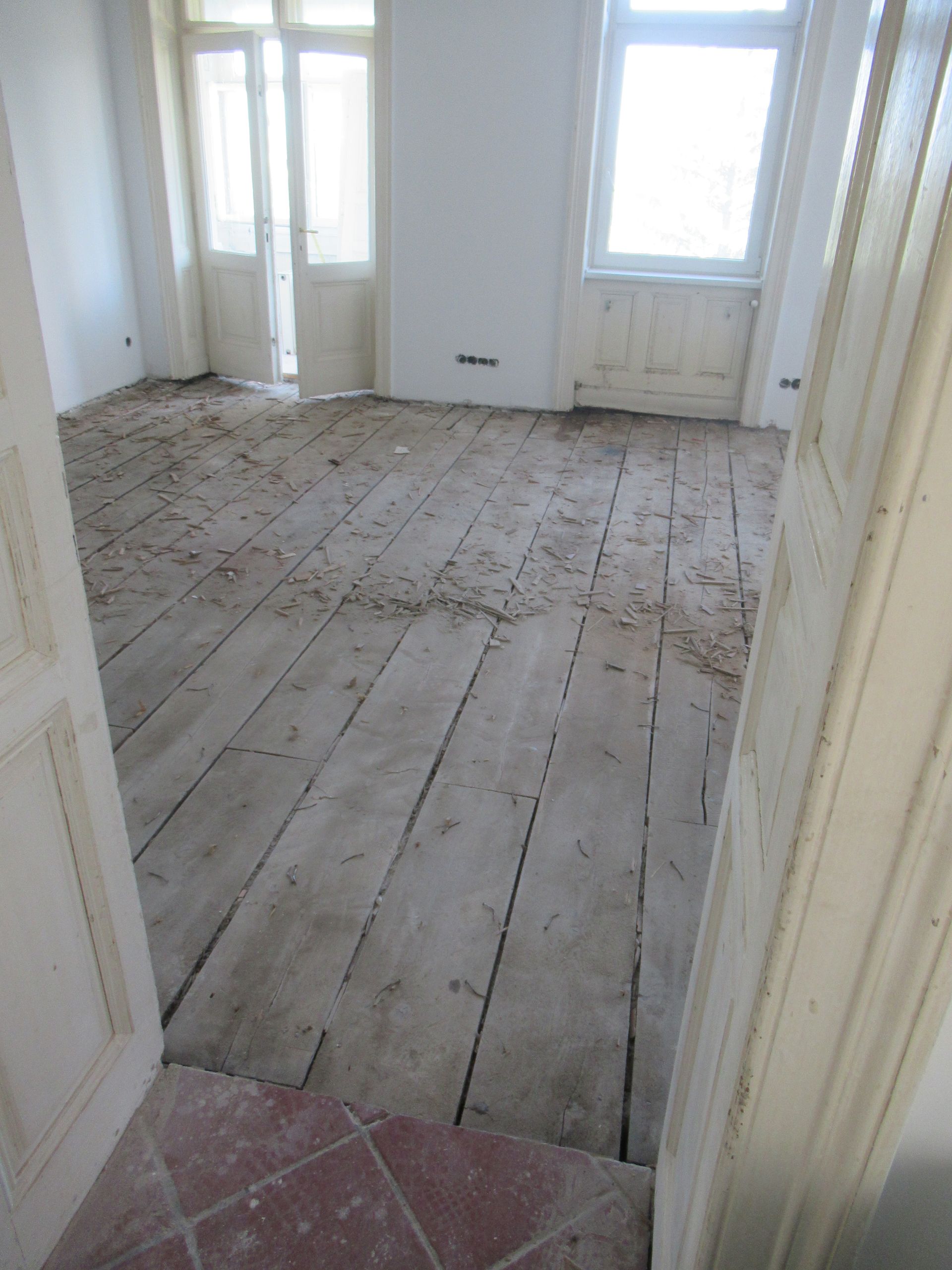 Ein Raum mit Holzboden und weißen Wänden