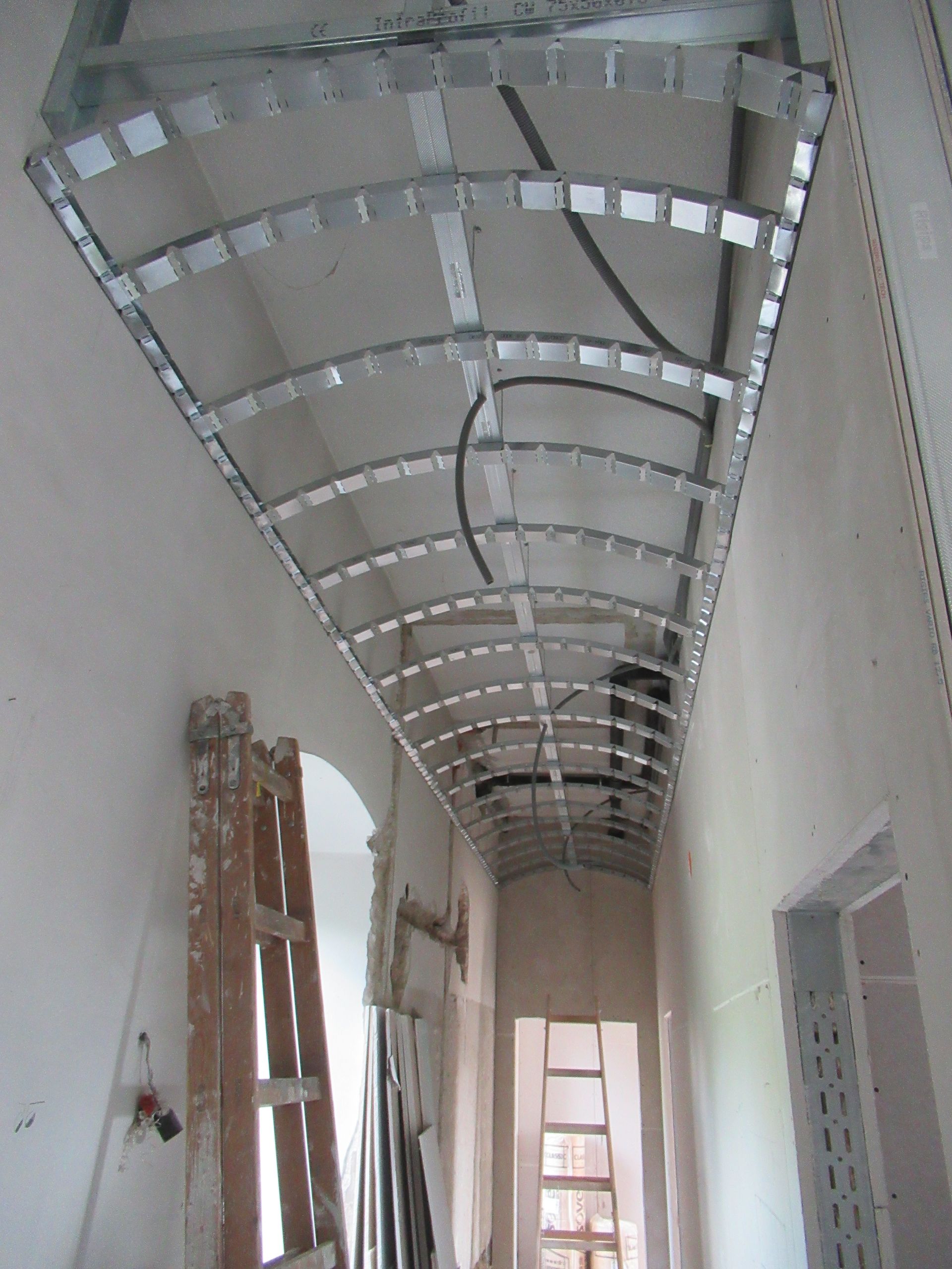 Ein langer Flur mit einer Leiter, die von der Decke hängt