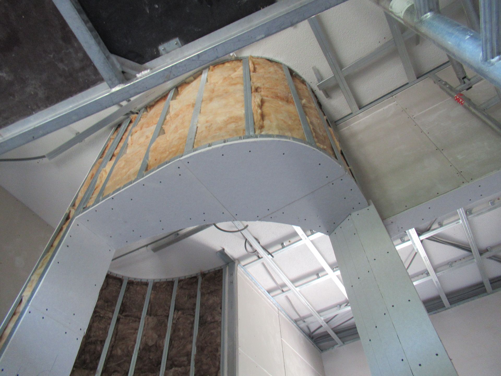 In einem Gebäude mit gewölbter Decke wird eine Treppe eingebaut.