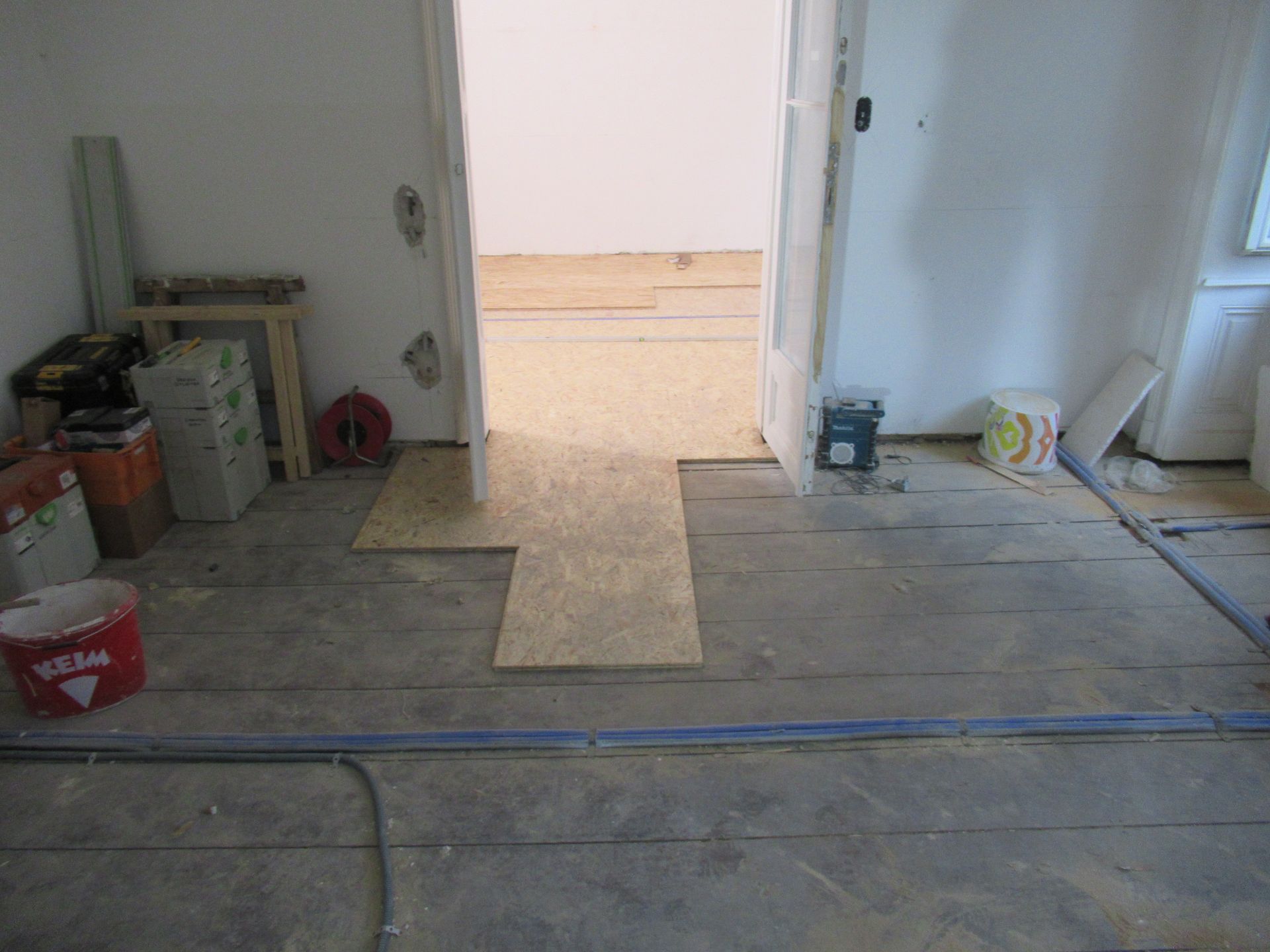 Ein Raum mit Holzboden