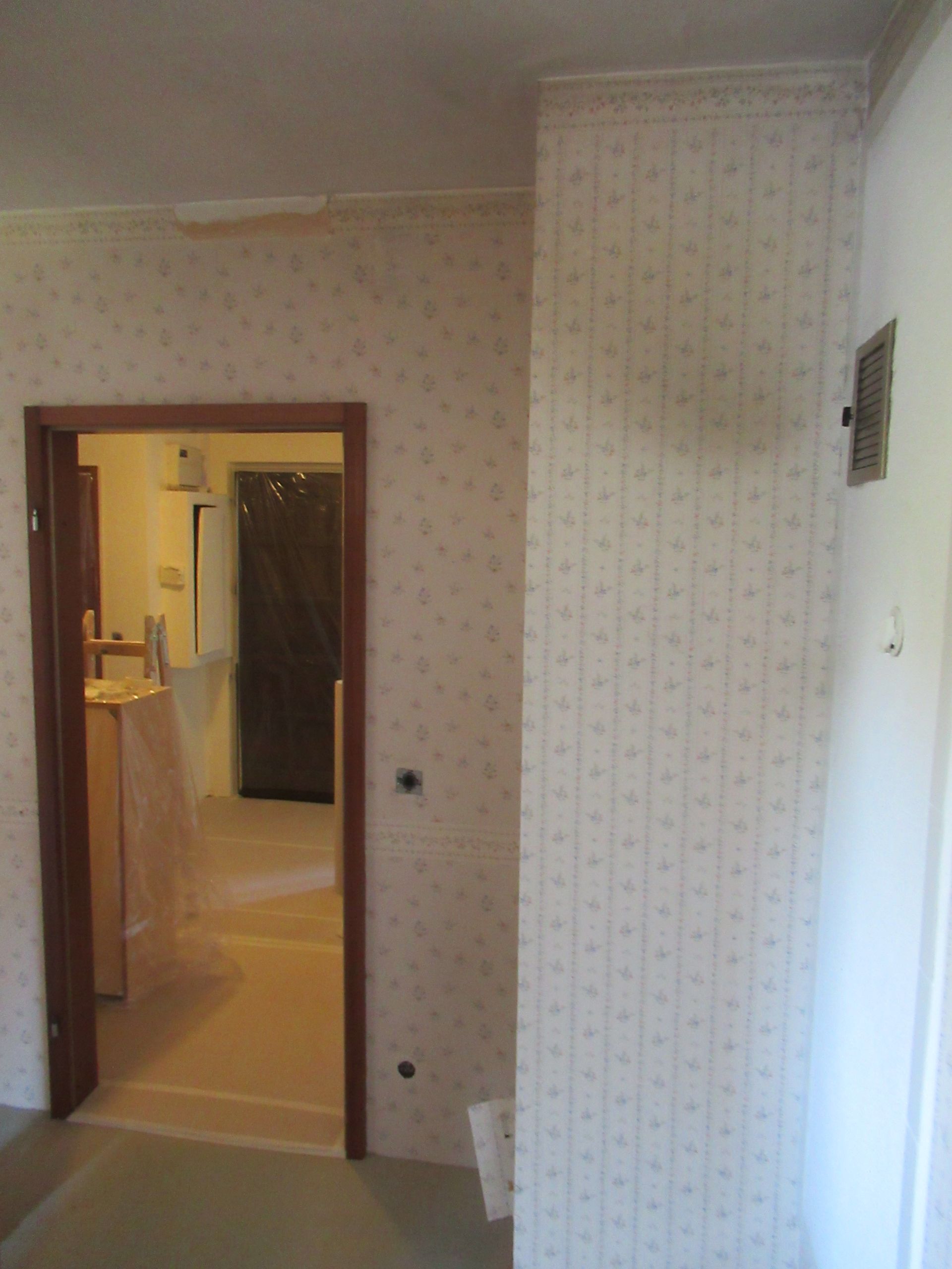 Ein Flur mit einer Tür, die zu einem Badezimmer führt