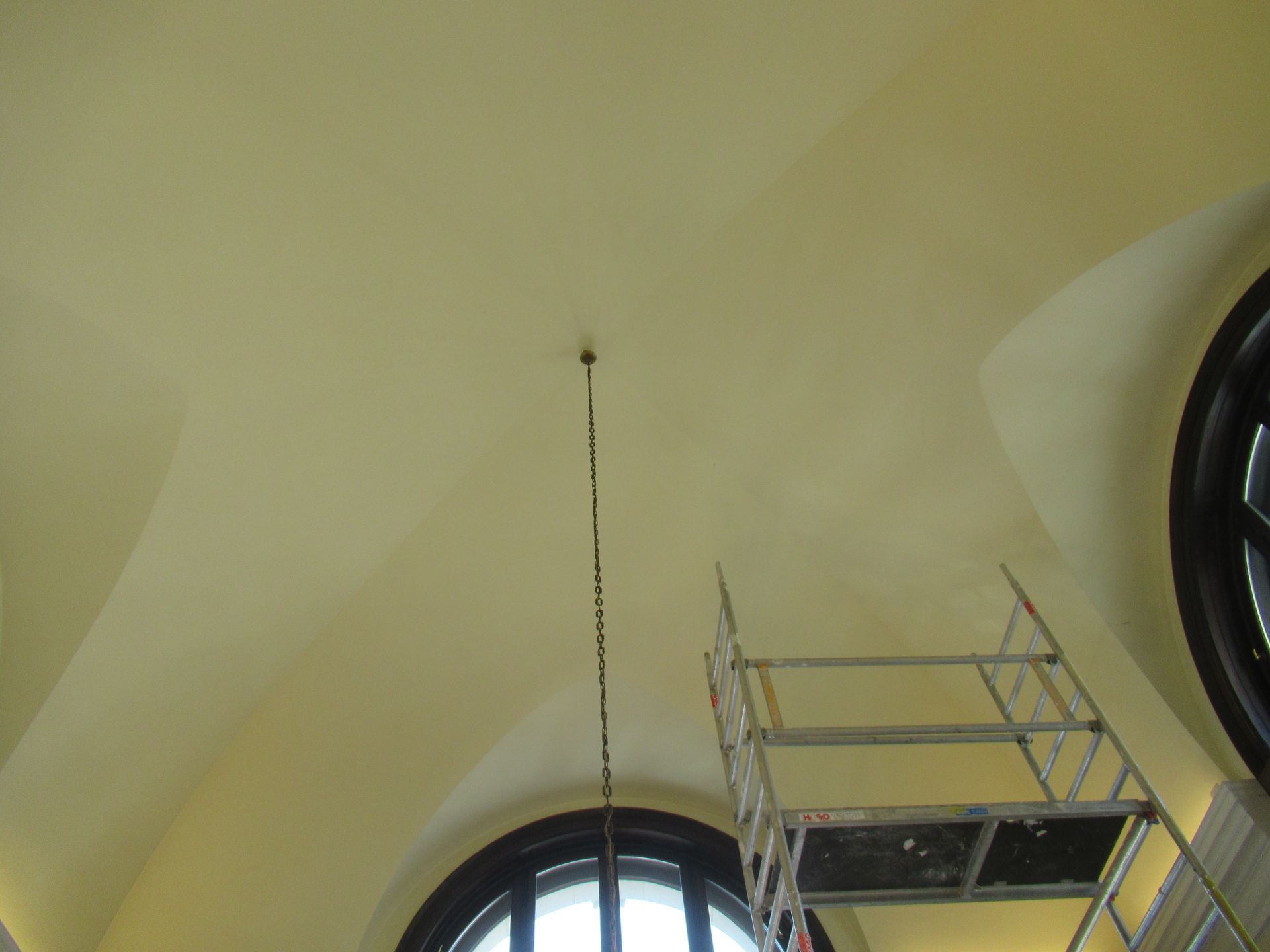 In einem Gebäude steht unter der Decke ein Gerüst.