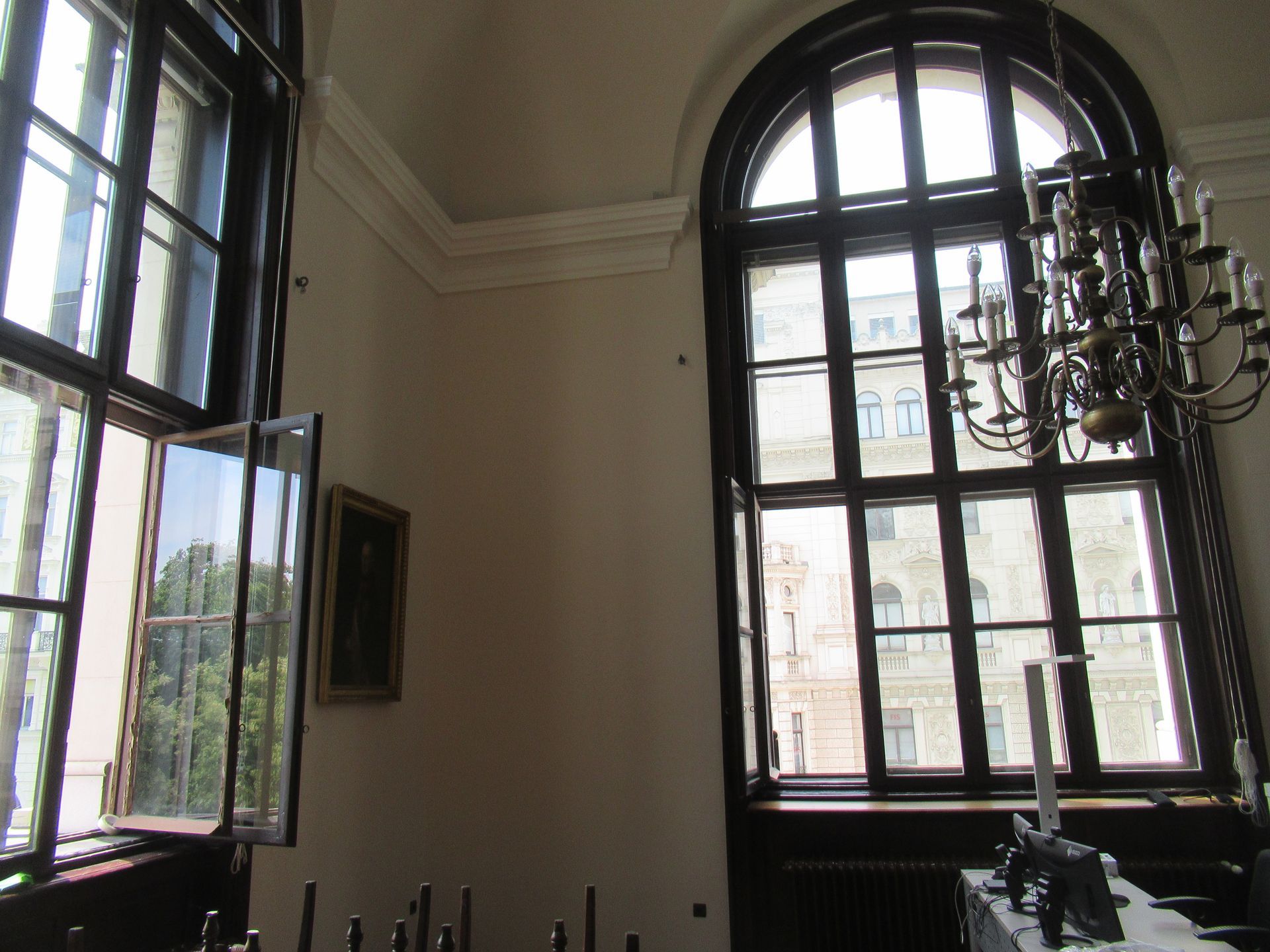 Ein Raum mit vielen Fenstern und einem Kronleuchter