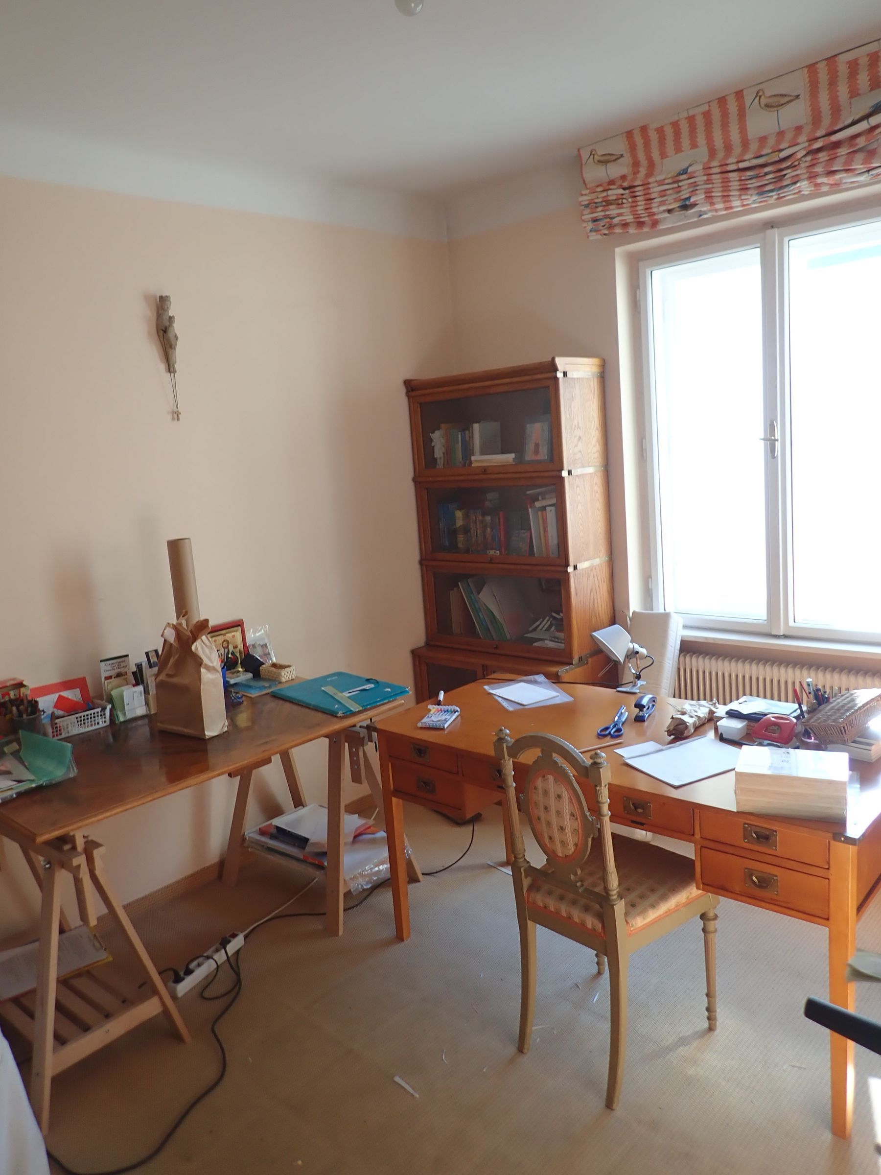 Ein Raum mit einem Tisch und Stühlen und einem Fenster