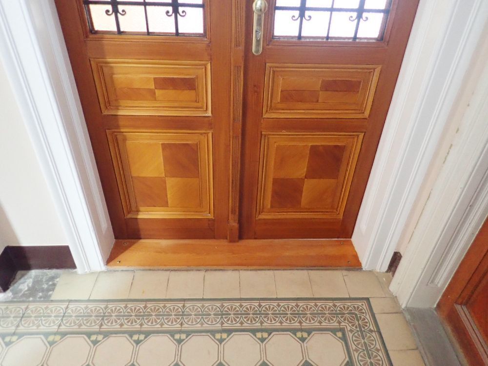 Eine Holztür mit einem Schachbrettmuster