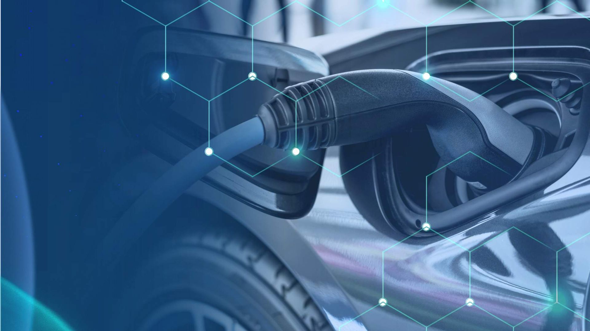 Man met afstandsbediening bij een witte elektrische auto met een oplaadkabel.