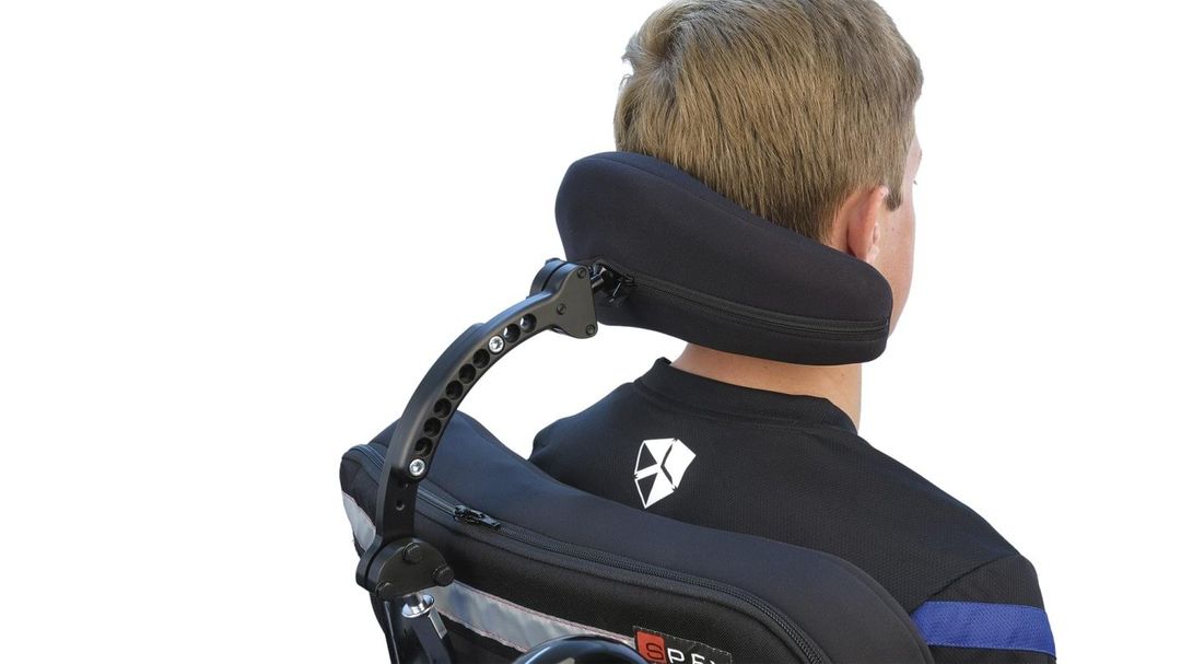 sedia a rotelle con ausilio per sostegno nuca