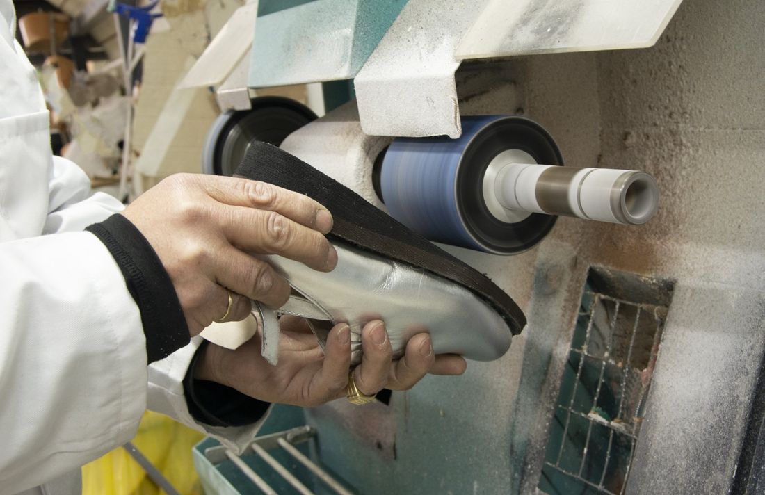 Lavorazione scarpa ortopedica presso negozio ortopedia Casoria