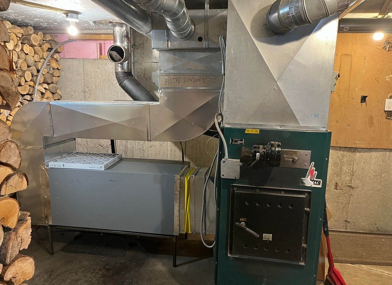 Image de substitution représentant une montagne avec un soleil.