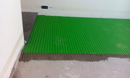 pannello verde posto sul pavimento di un cantiere