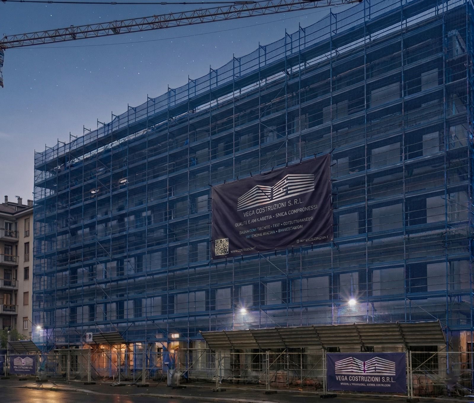 Cantiere di un edificio a più piani con impalcature, gru e un grande striscione, sotto un cielo nuvoloso.