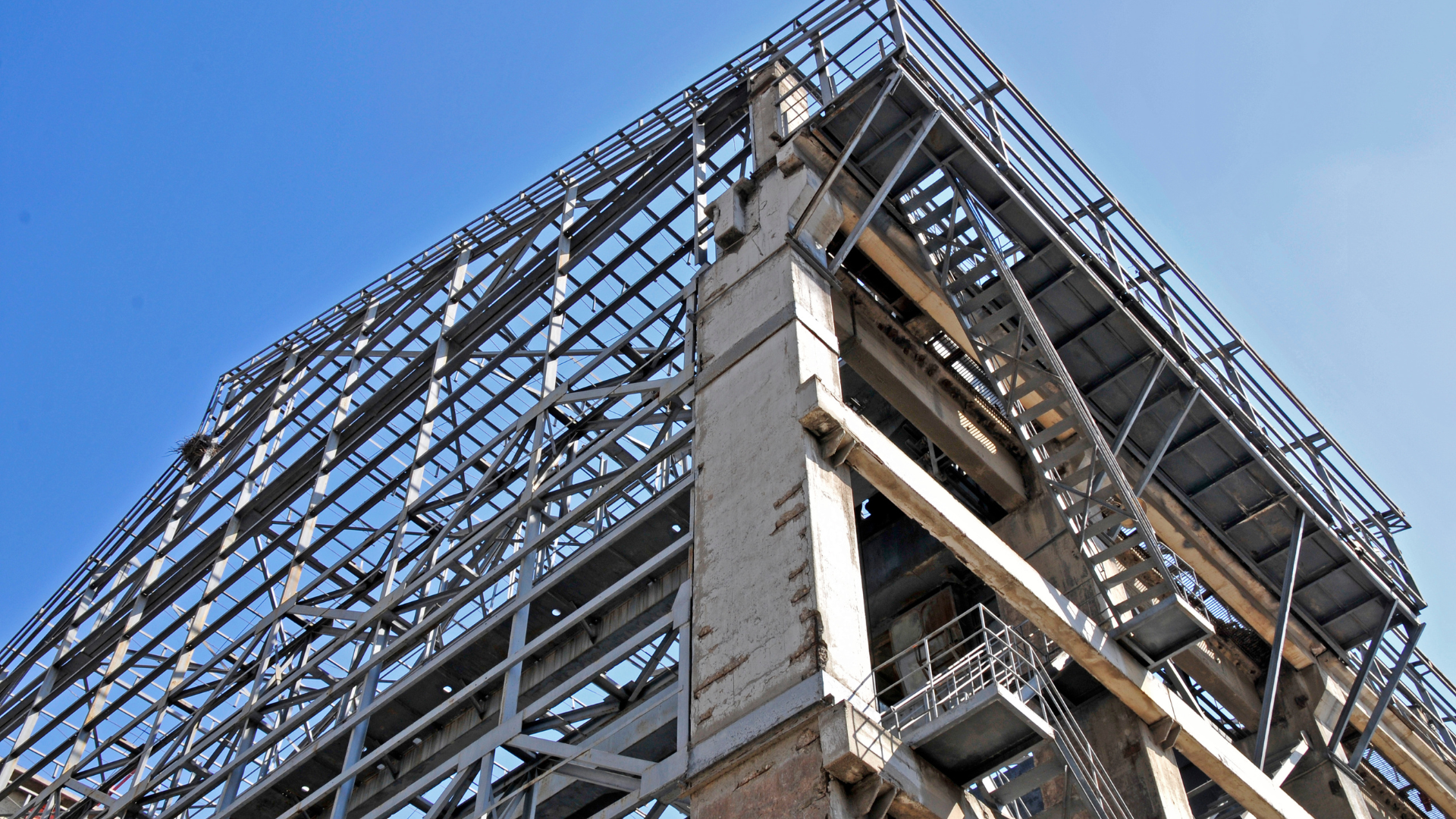 A building under construction with a blue sky in the background