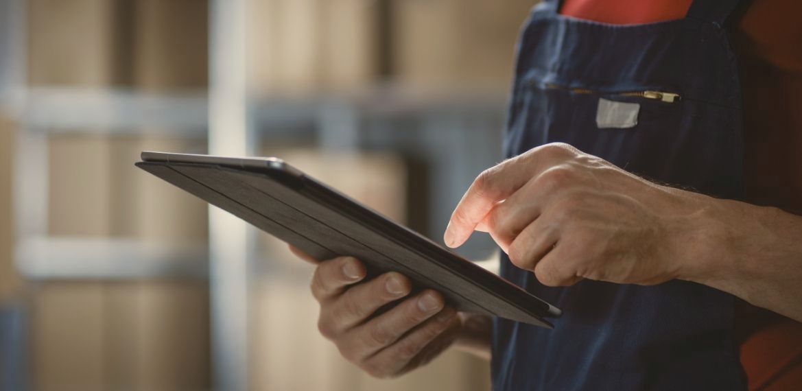 Ein Computermonitor steht auf einem Holzschreibtisch in einem Büro.