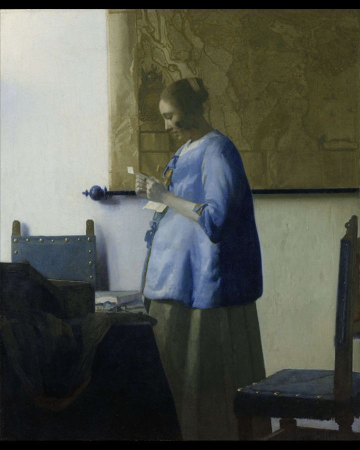 Een schilderij van een vrouw in een blauwe jurk die een brief leest