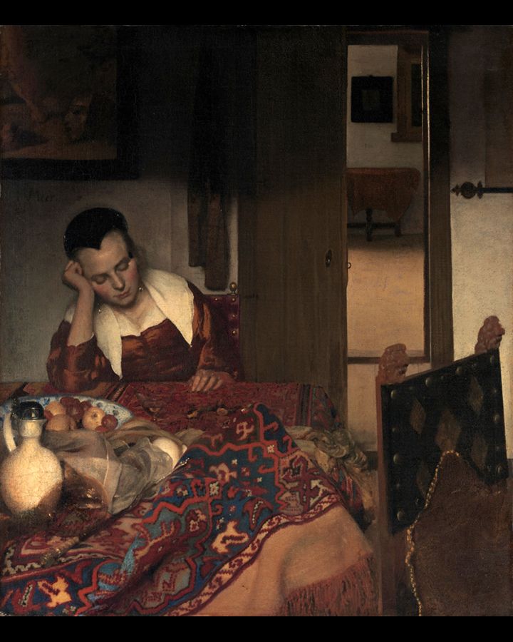 Een schilderij van een vrouw die op een bank ligt