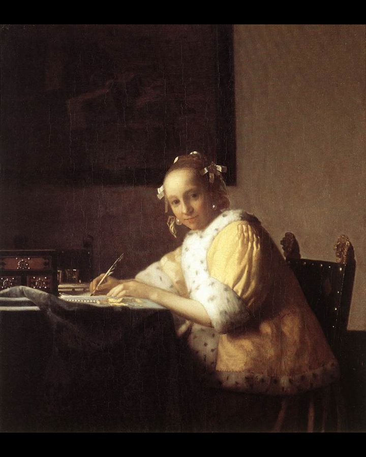 Een schilderij van een vrouw die aan een tafel zit te schrijven