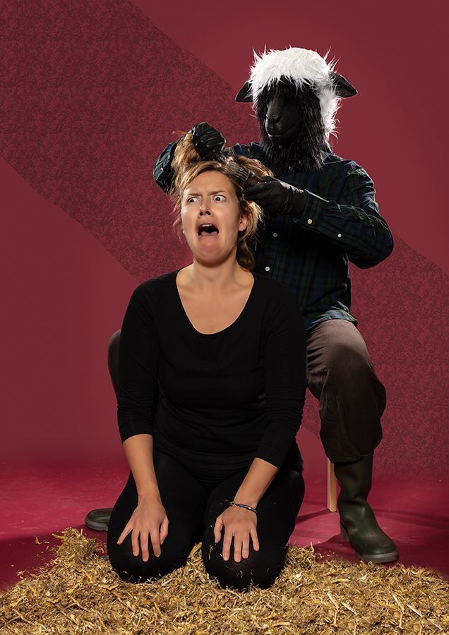 Een man gekleed als een schaap scheert een vrouw.