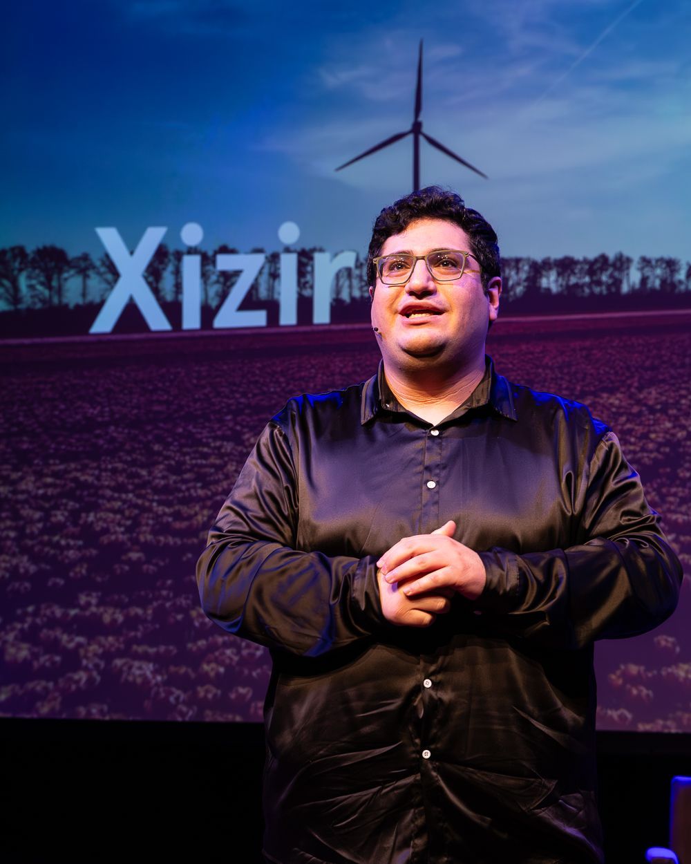 Man in zwart shirt geeft een presentatie met