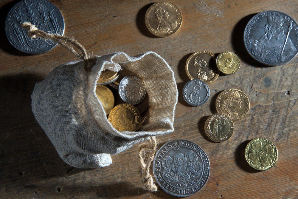 sacco di iuta con monete antiche