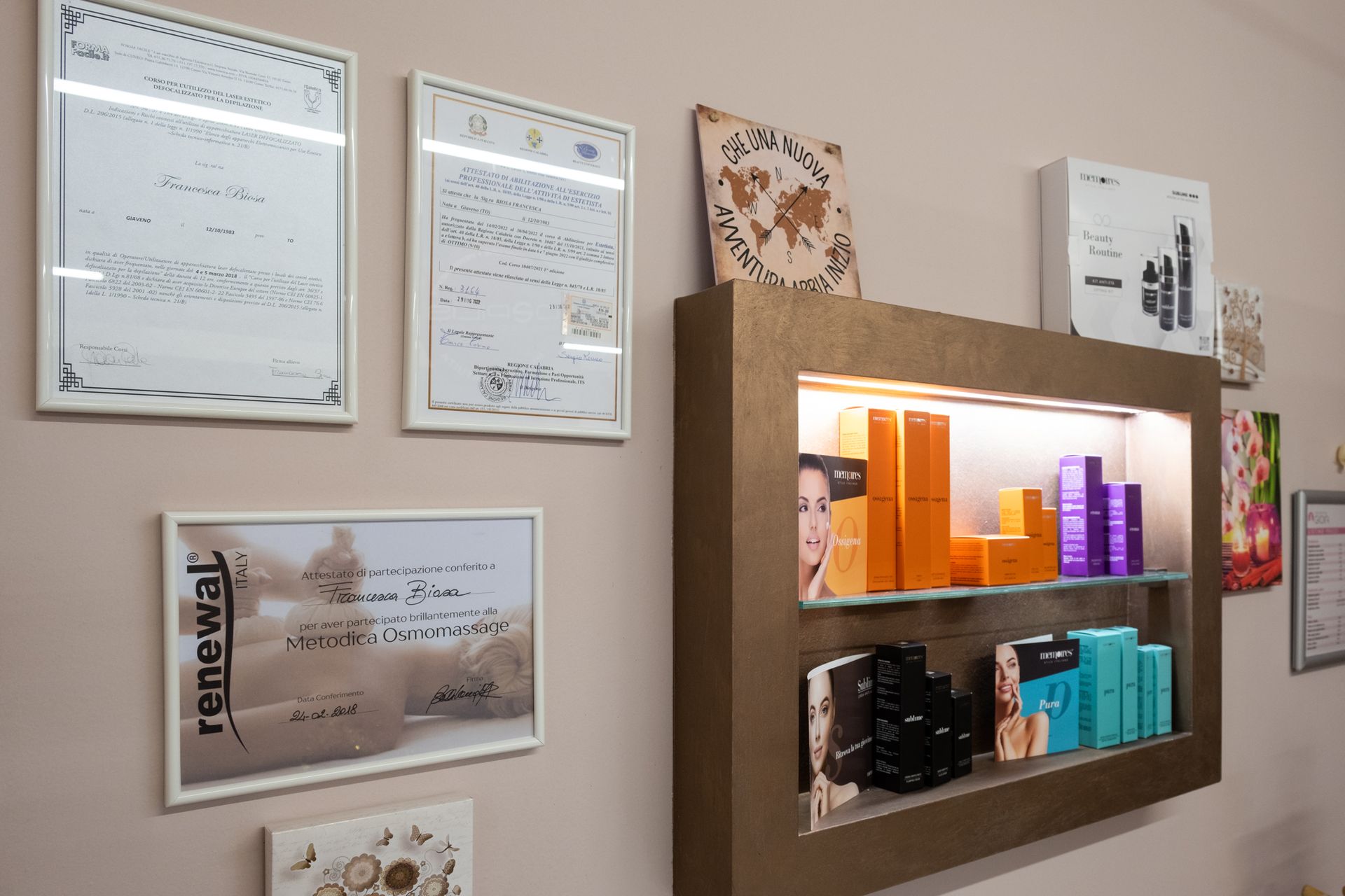 un scaffale pieno di prodotti per capelli e altri oggetti su un muro .