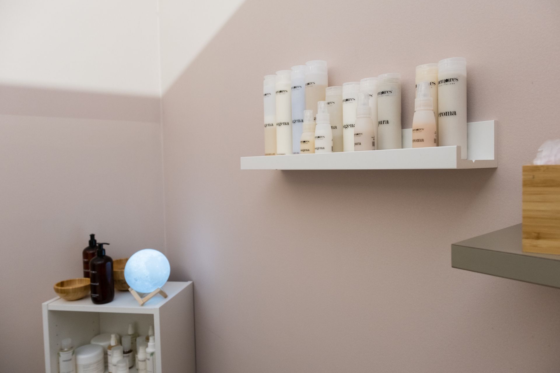 ci sono molti prodotti cosmetici sugli scaffali in questa stanza .