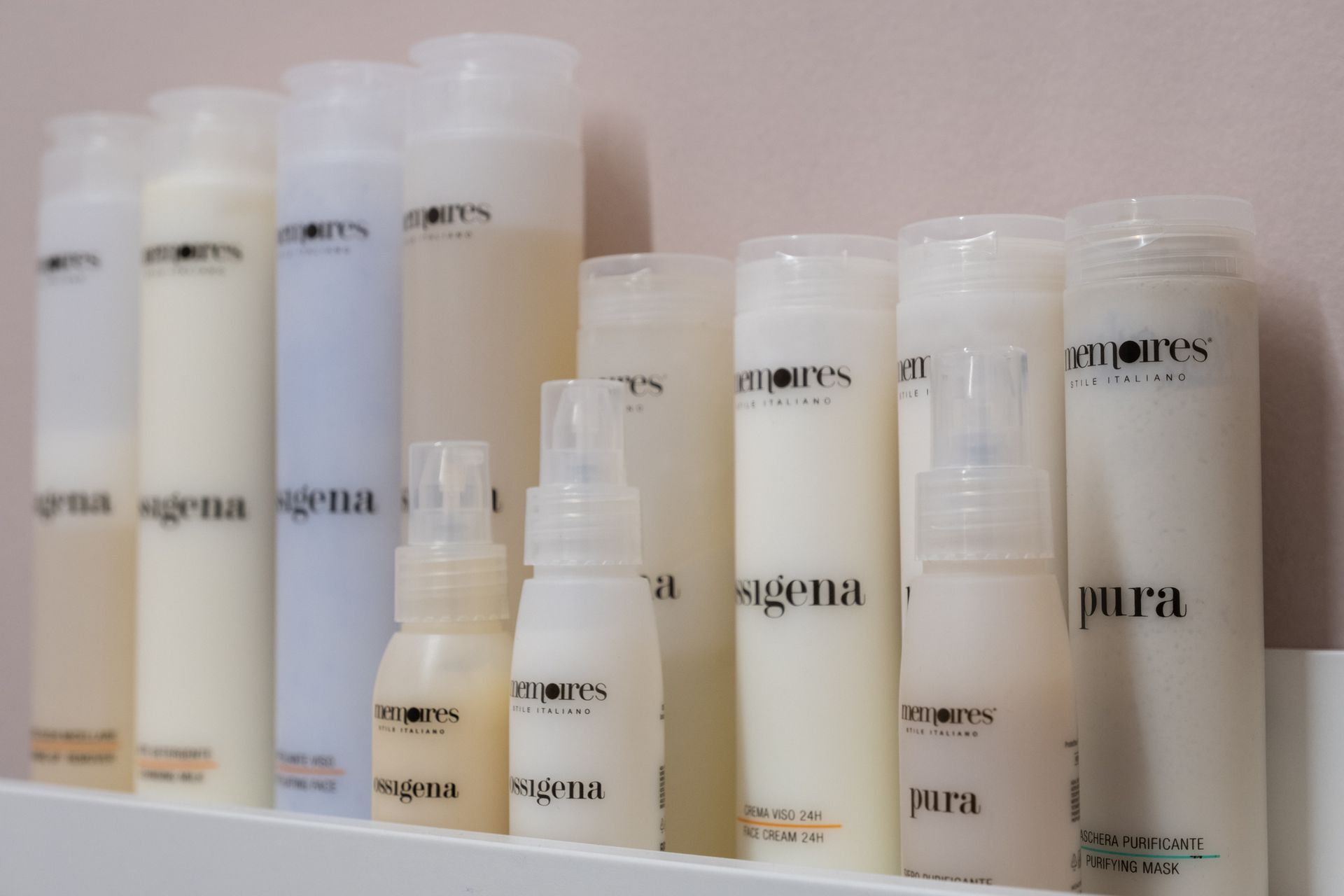 un scaffale pieno di diverse bottiglie di prodotti per la pelle