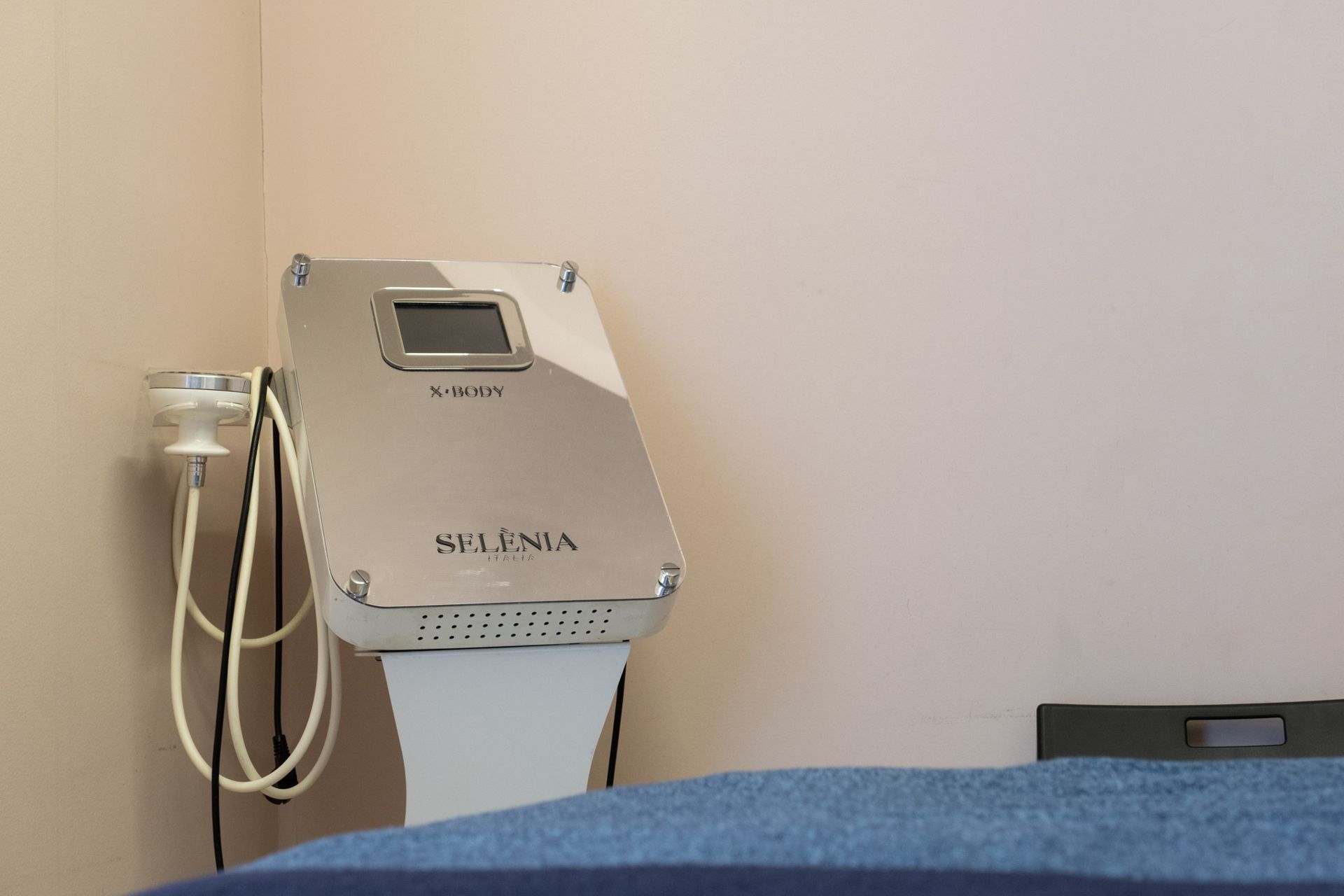 una macchina è appesa a un muro accanto a un letto .