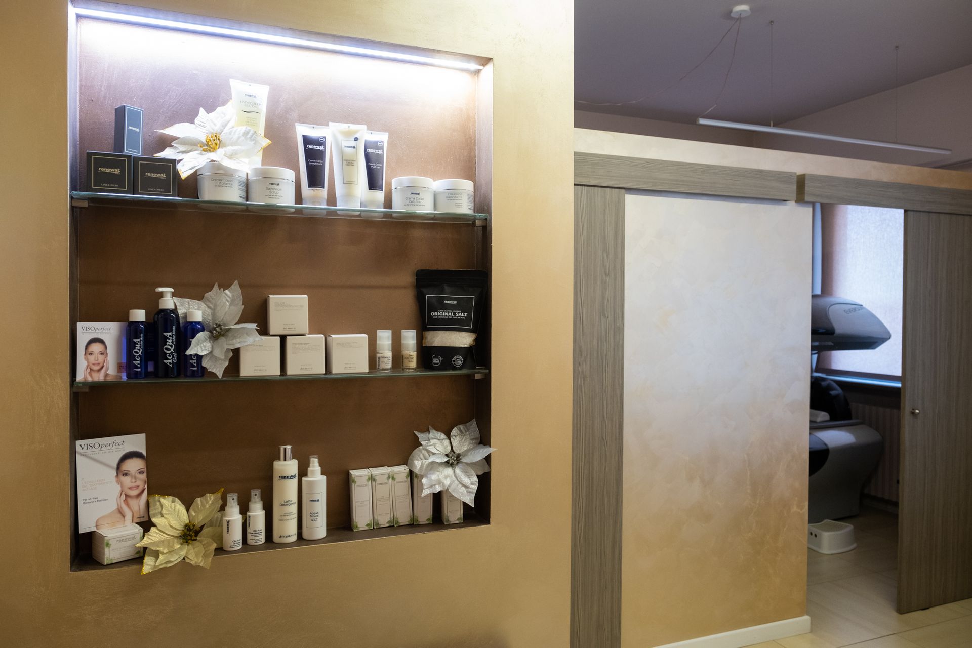 un scaffale pieno di prodotti per la cura della pelle in un salone di bellezza .