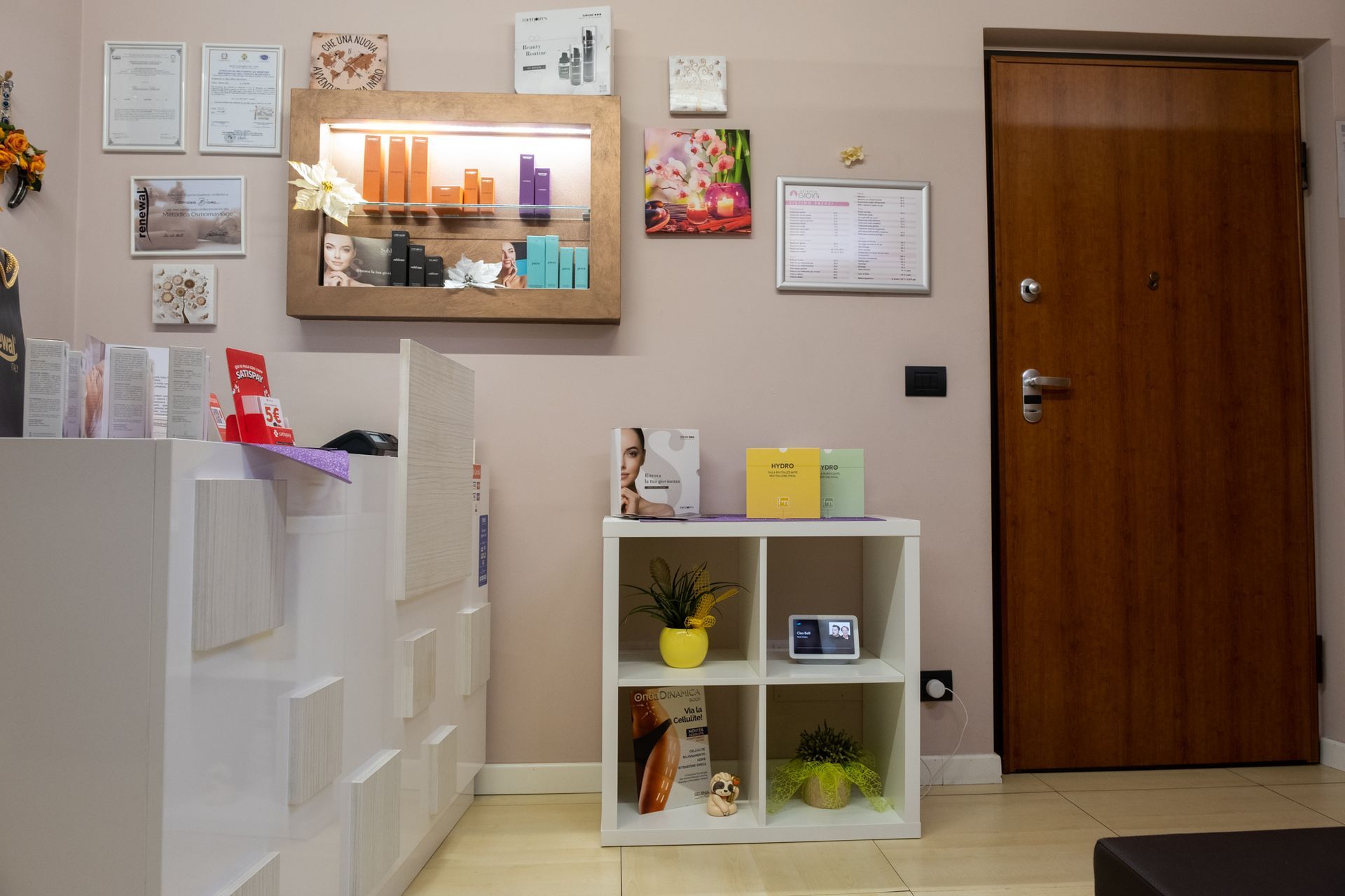 una stanza con un scaffale bianco e una porta