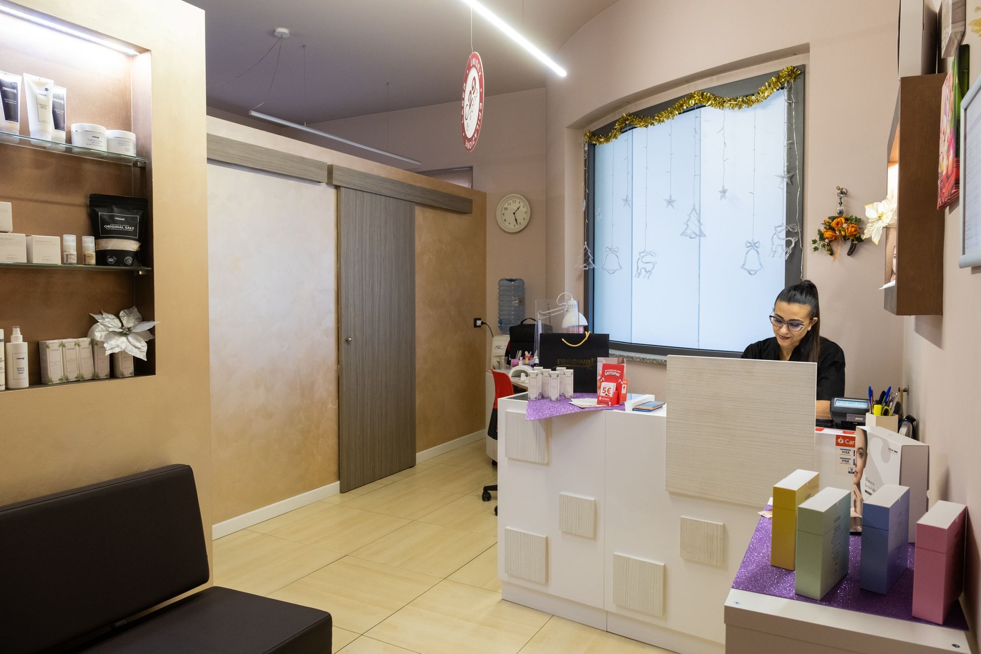 una donna è seduta al bancone di un salone di bellezza .