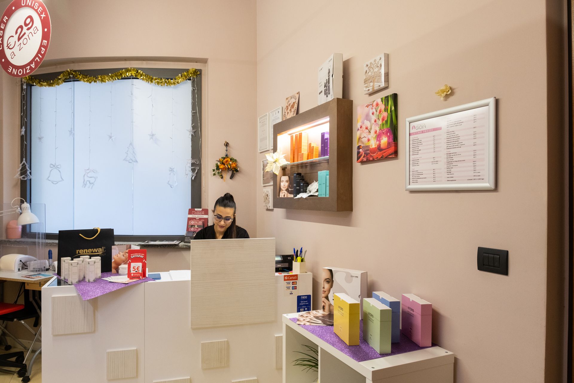 una donna è seduta al bancone di un salone di bellezza .