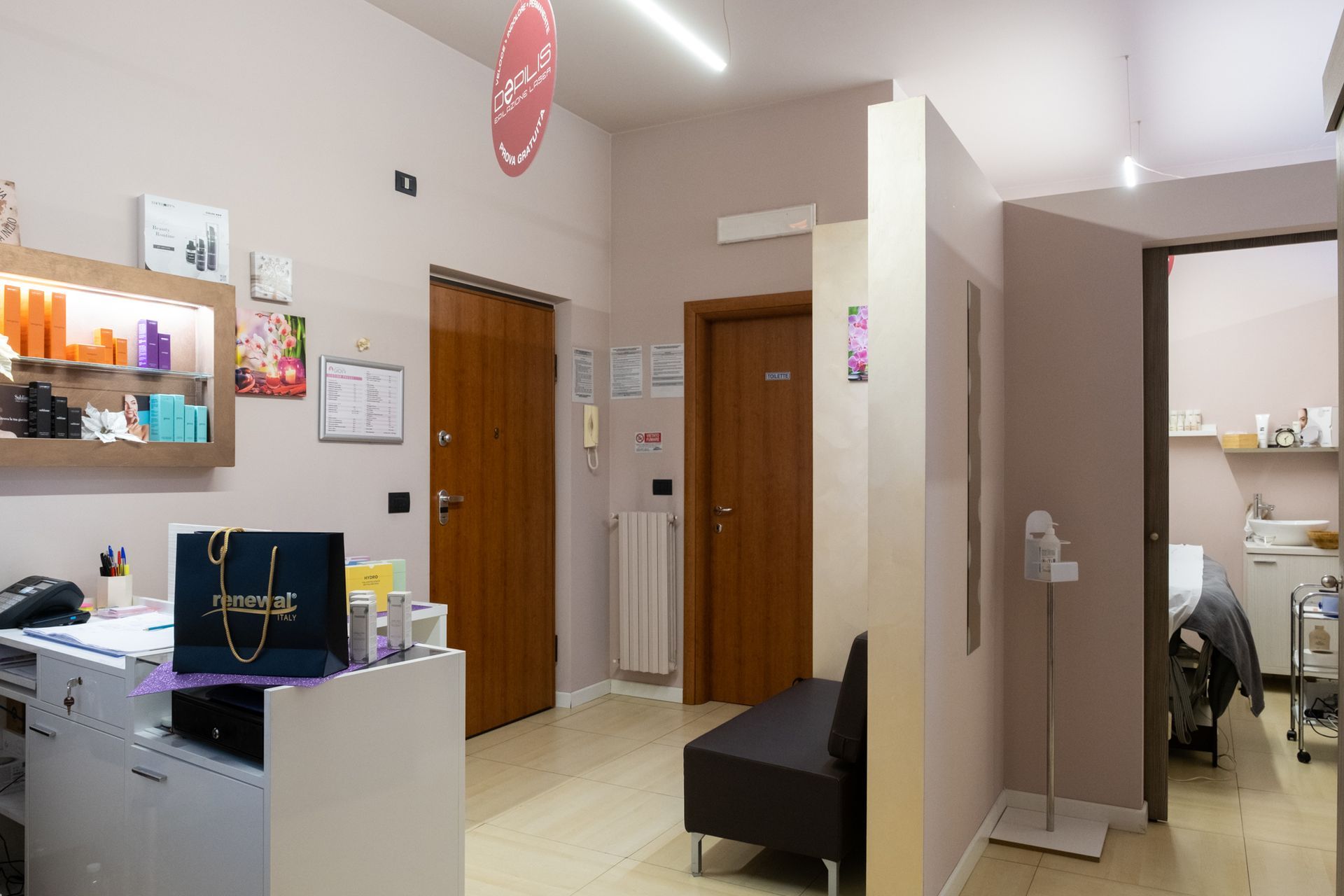 un corridoio con un tavolo e un divano in un salone di bellezza .