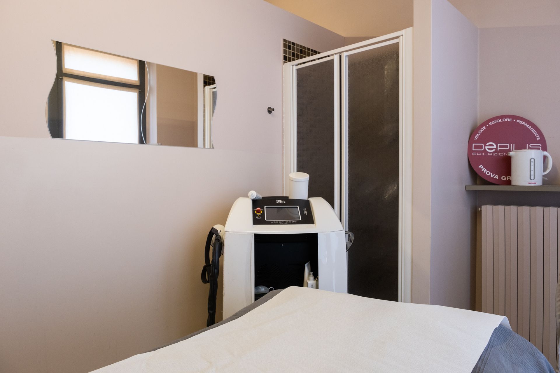 una stanza con un letto , una doccia e uno specchio .