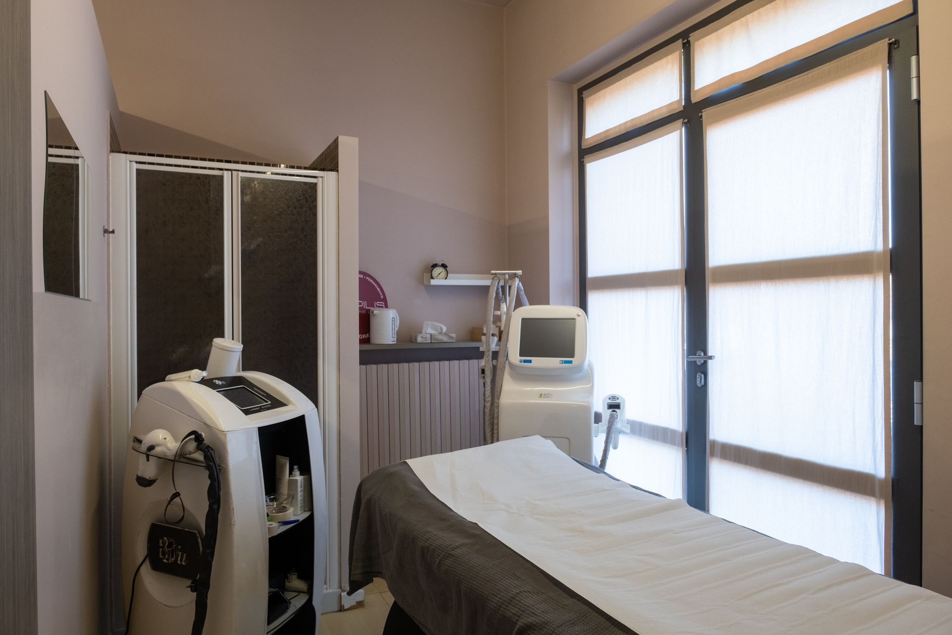 una stanza con un letto e una macchina in un salone di bellezza