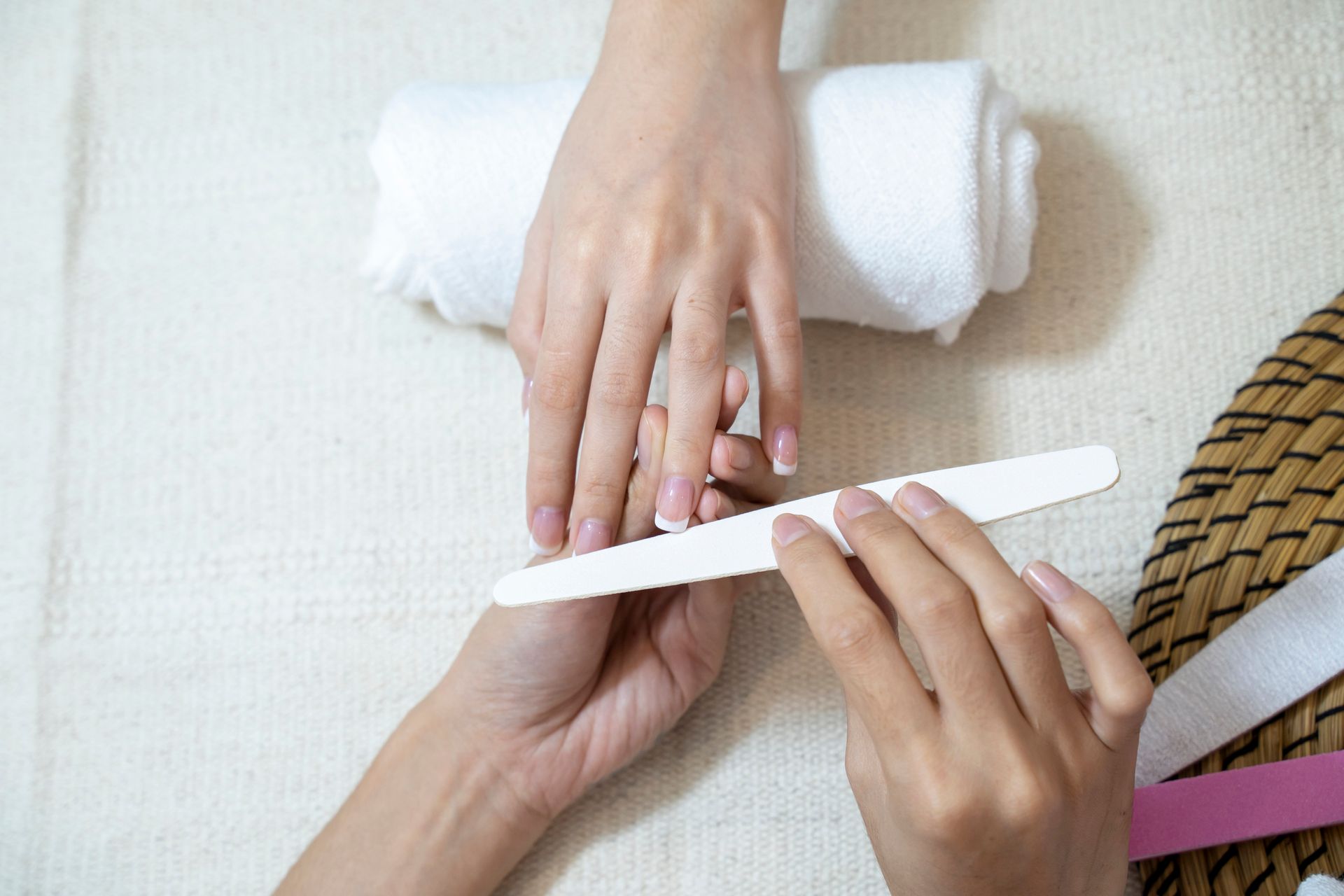 una donna sta ottenendo un manicure in un salone di bellezza .