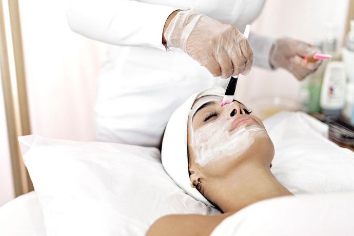 una donna sta ricevendo un trattamento facciale in un salone di bellezza .