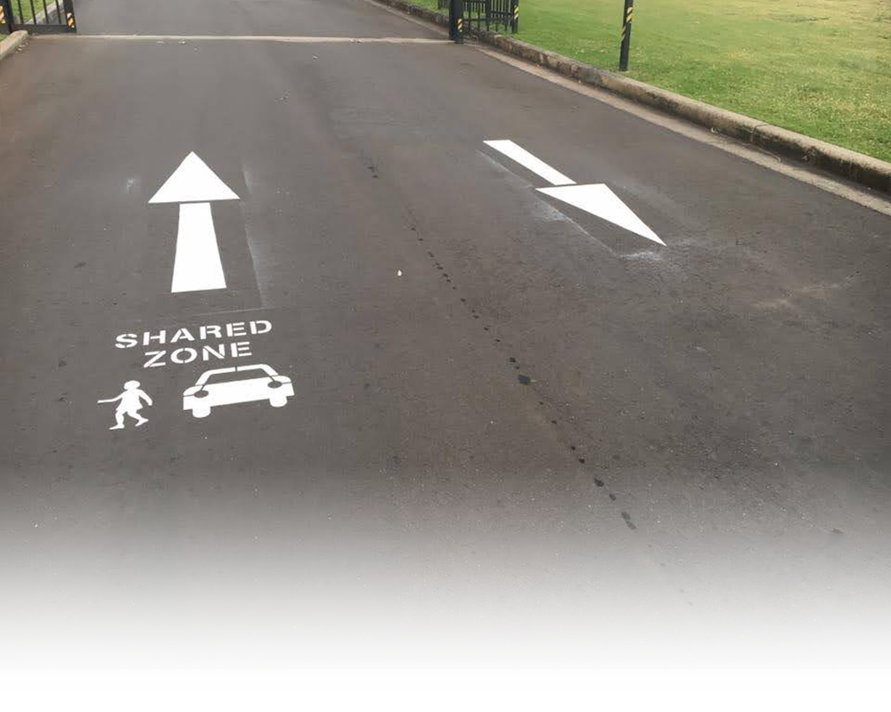 road with two arrows and shared zone marking