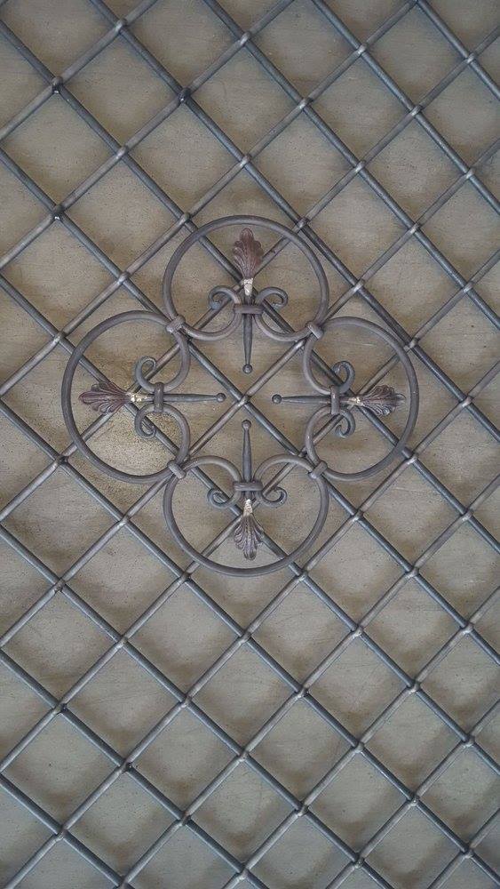 Primo piano di un soffitto con un motivo in ferro battuto.