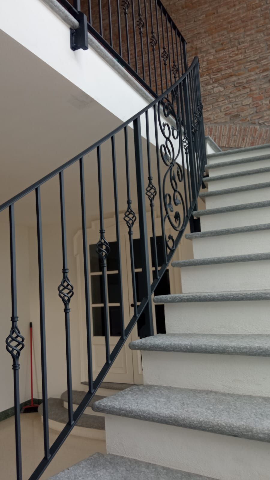 Una serie di scale con ringhiera in ferro battuto