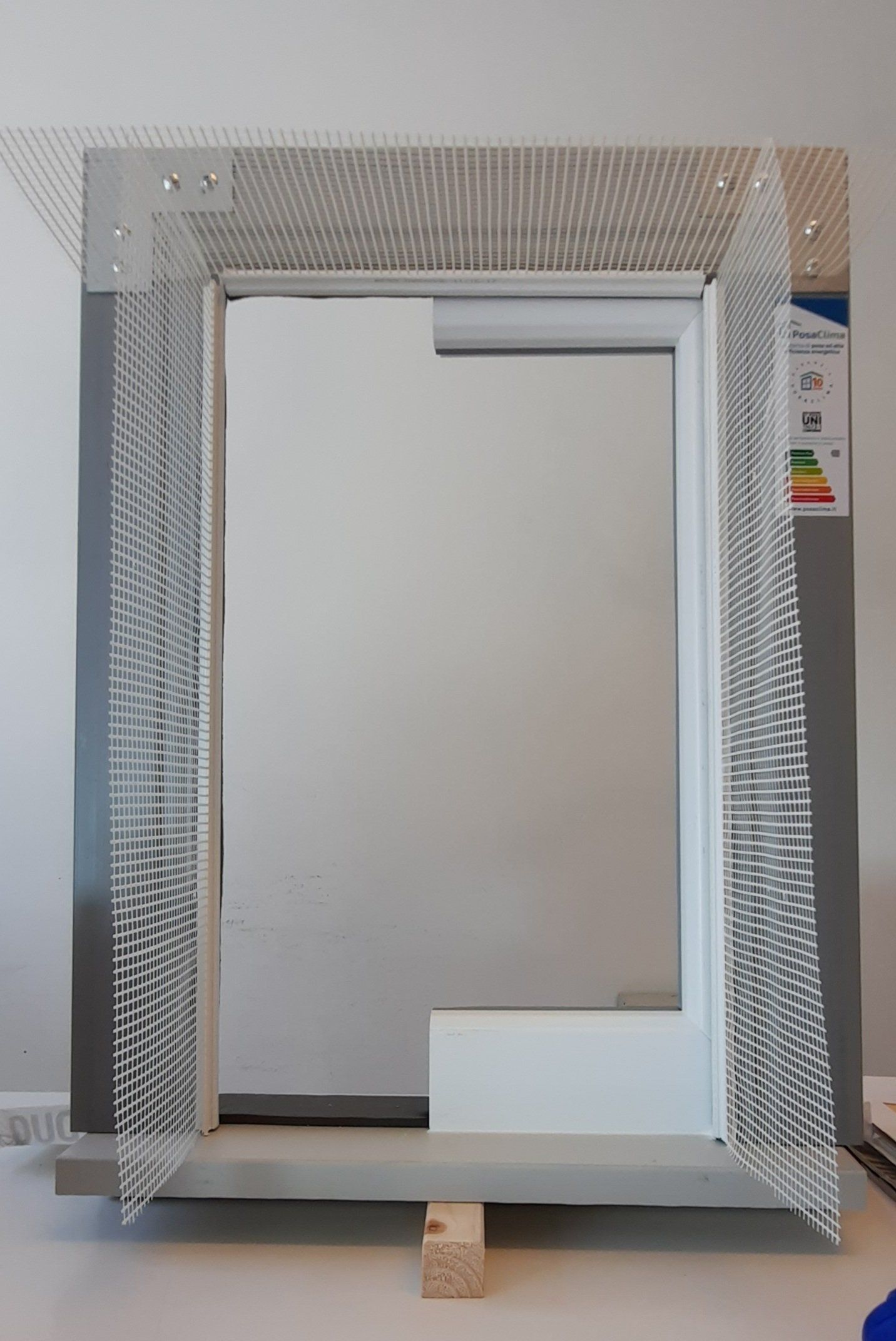 Una cornice è avvolta nella plastica e appoggiata su un tavolo