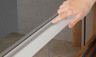 Una persona tocca con il dito una porta a soffietto.