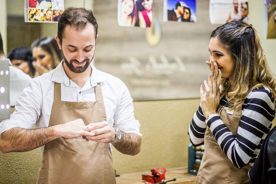 Um homem está colocando um anel no dedo de uma mulher.
