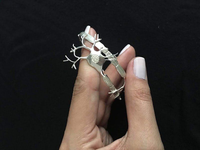pulseira de ouro branco em formato de neuronio