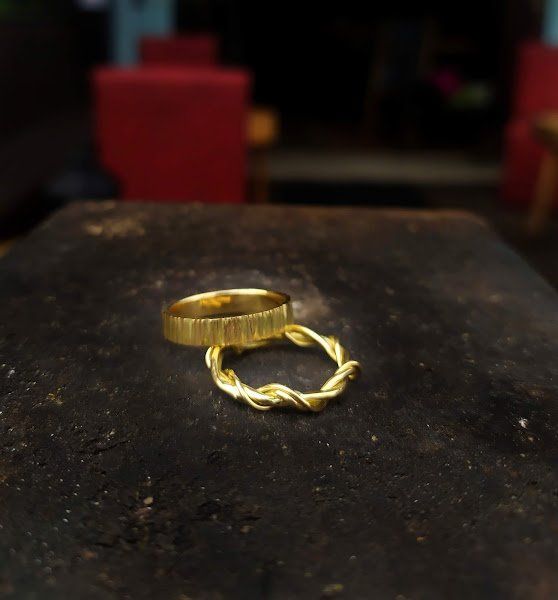 Aliança trançada e martelada